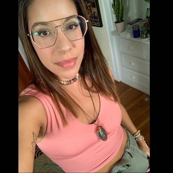 Meet your Posher, Amanda - Picture 2 of 4